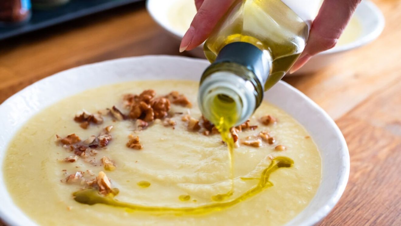 Trucul pentru o supă-cremă perfectă, fără smântână / Un ingredient comun din cămară poate transforma o supă obișnuită într-una delicioasă