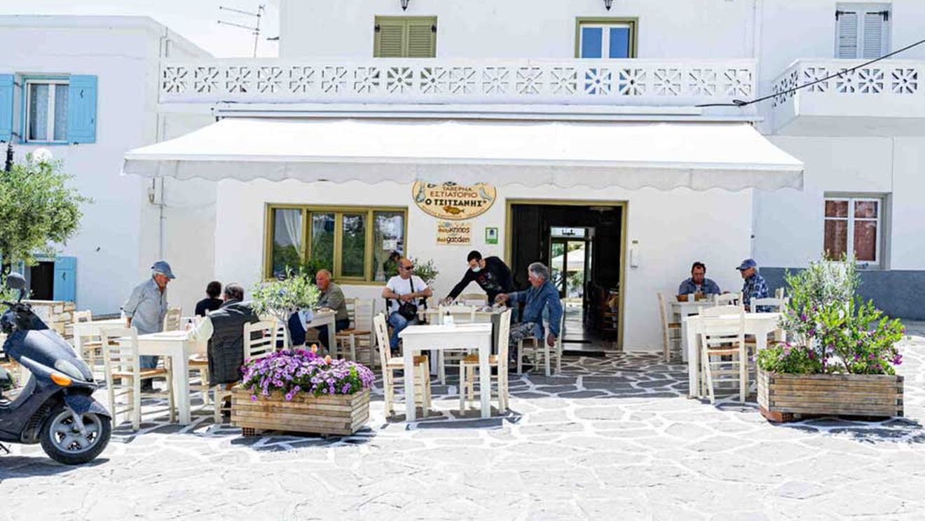 Poveștile gastronomice ale Greciei insulare: La taverna Tsitsanis sunt oferite brânzeturi și legume din ferma proprie/Printre clienți s-a numărat și actrița Monica Bellucci