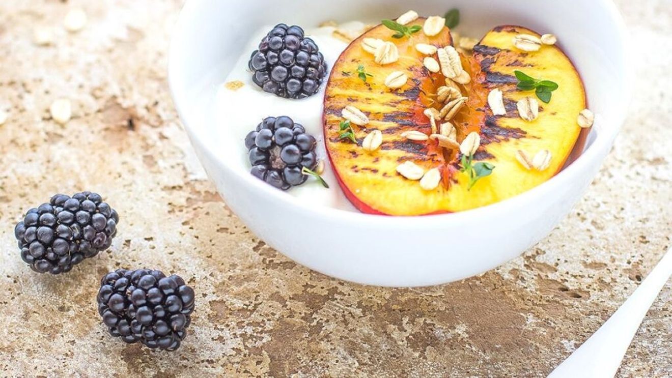 Piersici coapte pe tigaia grill, cu iaurt și miere. Un mic dejun de miezul verii fără gluten, cu fructe de sezon într-o versiune inedită