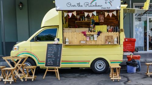 EXCLUSIV Producător: Există interes mare în România pentru food truck-uri, dar oamenii nu își fac temele și sunt surprinși de costuri / Un astfel de vehicul ajunge la 80.000 de euro, iar afacerea e rareori rentabilă fără relații