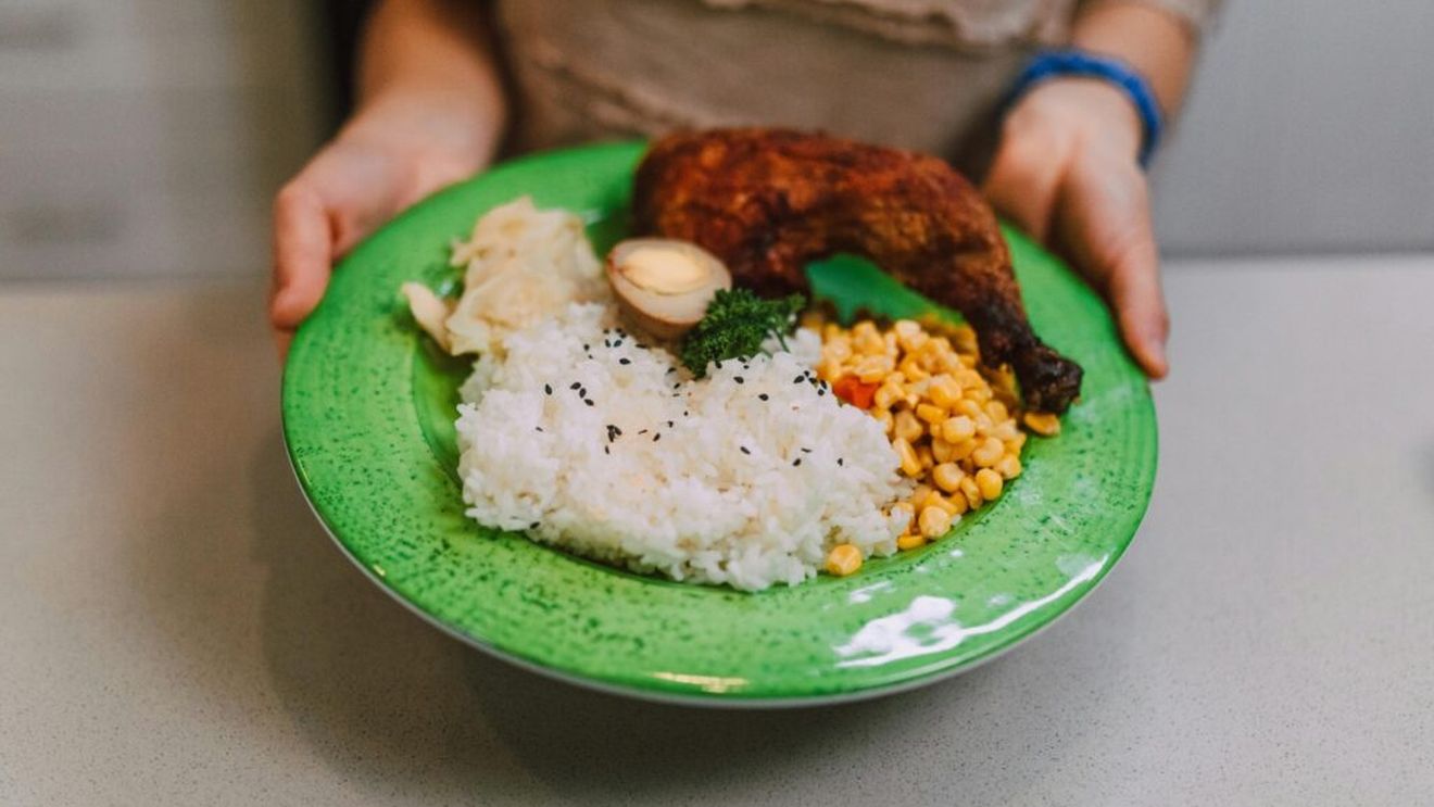 Alimente care te pot ajuta să eviți o criză, dacă suferi de boala Crohn/Gastroenterologii recomandă carnea de pui, iaurtul, somonul, morcovii fierți, orezul și alte câteva alimente care te pot ajuta să te simți mai bine