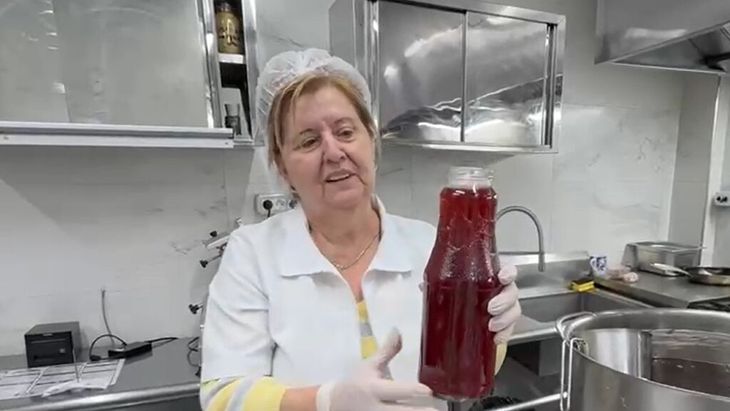 VIDEO | De la pădure direct în pahar / Siropul de muguri de brad, gustul verii din munții Maramureșului / Bucătar: „Aici este preparatul vedetă”