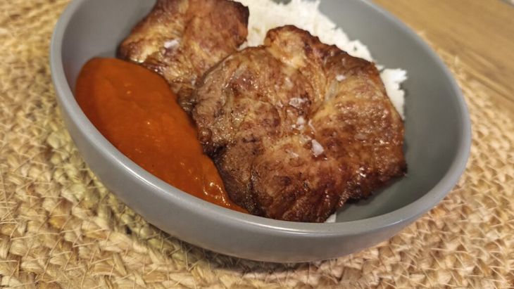 VIDEO – FOTO | Ceafă de porc fragedă preparată în friteuză sau la cuptor, cu garnitură de orez basmati și sos de curry