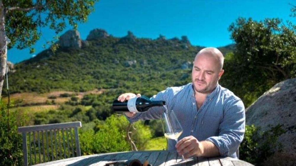 După două tentative nereușite de fugă, un cunoscut antreprenor din industria vinului din Sardinia a confesat uciderea unei femei care fusese dată dispărută în urmă cu două săptămâni. Pe camerele video apare cum femeia se urcă în mașina sa