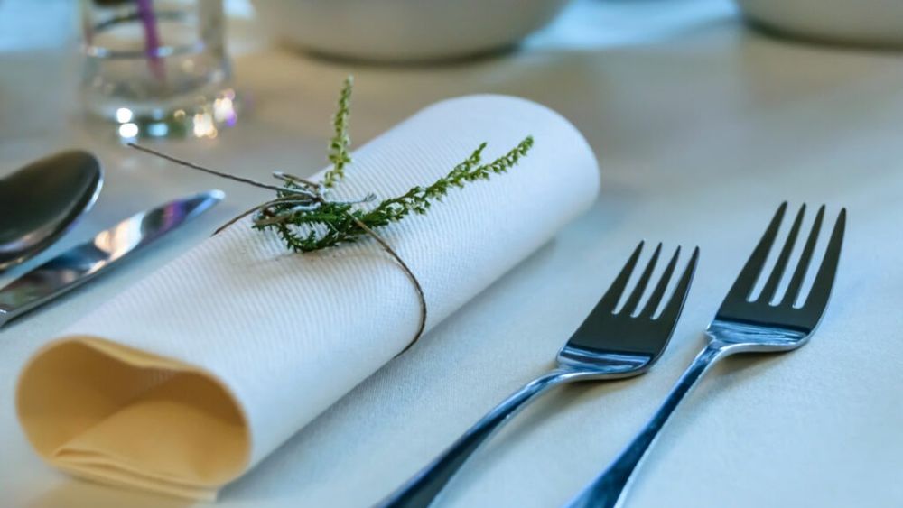 Istoria furculițelor la români | Contemporanul lui Grigore Brâncoveanu, Iordache Golescu, scria: „Cu degetele să nu mănânci, nici vreodată să te lingi, că scârbă aduci la cel ce te vede” / Anton Pann recomanda: „Linguri, furcuțe, cuțite, ca să-ți fie în loc de dește, s-apuci orice-ți trebuiește”