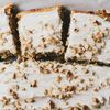 Prăjitură cu morcovi și cafea, o versiune mai lejeră a clasicului carrot cake, care nu are nevoie de mixer pentru preparare 