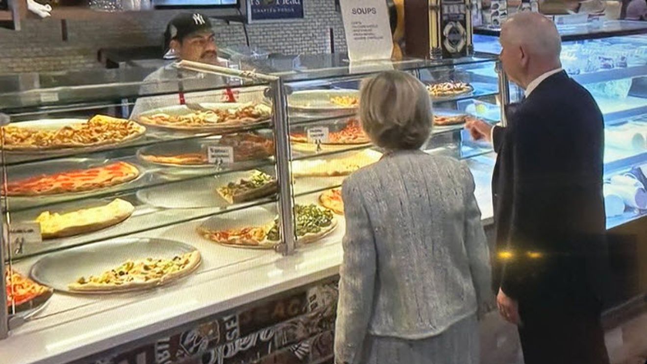 Candidatul la funcţia de vicepreşedinte al SUA Tim Walz nu refuză fast-food-ul. A mers la o pizza cu soţia după încheierea dezbaterii cu contracandidatul său