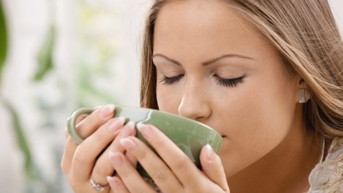 Opt ceaiuri care îți topesc grăsimea de pe burtă în timp ce dormi/Specialiștii spun că stimulează metabolismul în mod natural