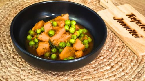 VIDEO | Rețetele Juanitei | Mâncare de cartofi dulci cu mazăre, o rețetă reinterpretată aflată undeva între mâncarea tradițională de cartofi și ghiveciul de legume