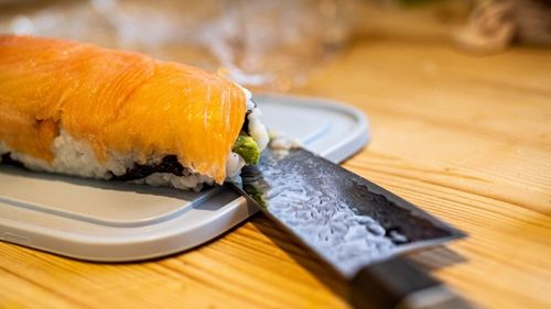 WSJ: Motivul pentru care unii chefi de sushi din Japonia plătesc 20.000 de dolari pentru un cuțit