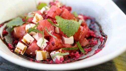 Salata de pepene verde și brânză de capră, cu vinaigretă de citrice, ideală pentru vară/ Dacă modifici rețeta și adaugi piept de pui la grătar, obții o masa completă, delicioasă și hrănitoare