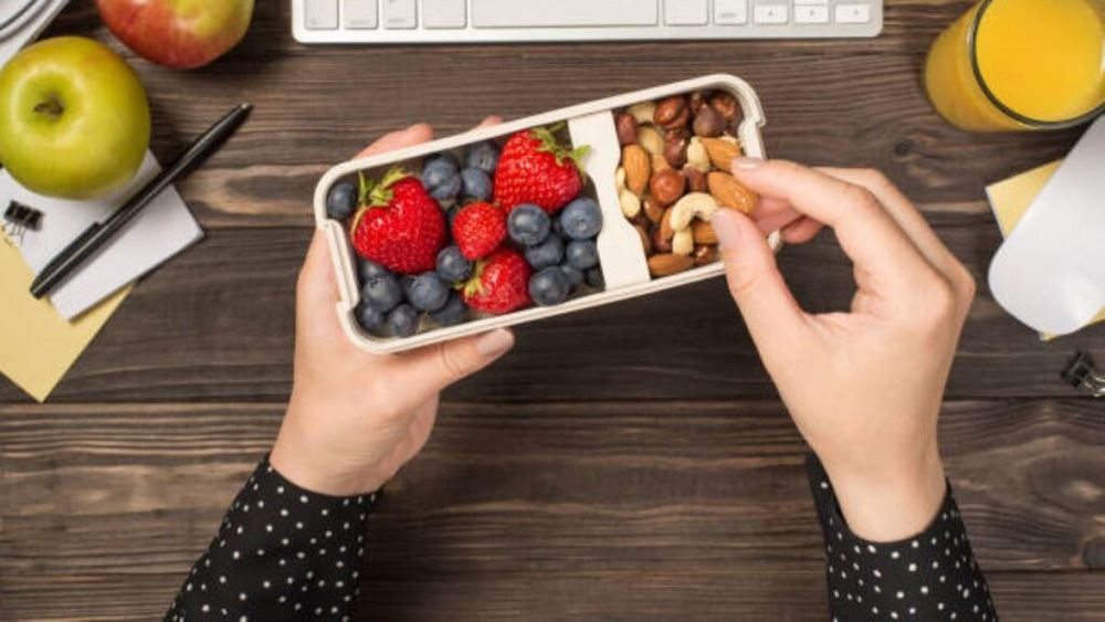 Ce înseamnă mâncatul conștient și cum îl aplicăm zilnic / „Cel mai ușor pas este să ne oprim înainte de a mânca și să respirăm"