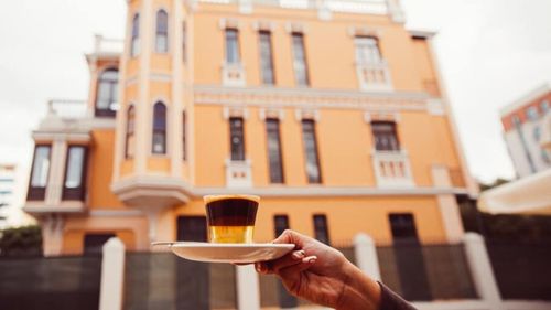 VIDEO | „Cremaet”, băutura cu cafea care a venit de peste mări și s-a înrădăcinat în estul Spaniei/ Este un amestec de rom, cafea, lămâie, scorțișoară și zahăr și se consumă de obicei pe post de desert sau digestiv după un prânz început la jumătatea dimineții/ Are gust de zahăr ars