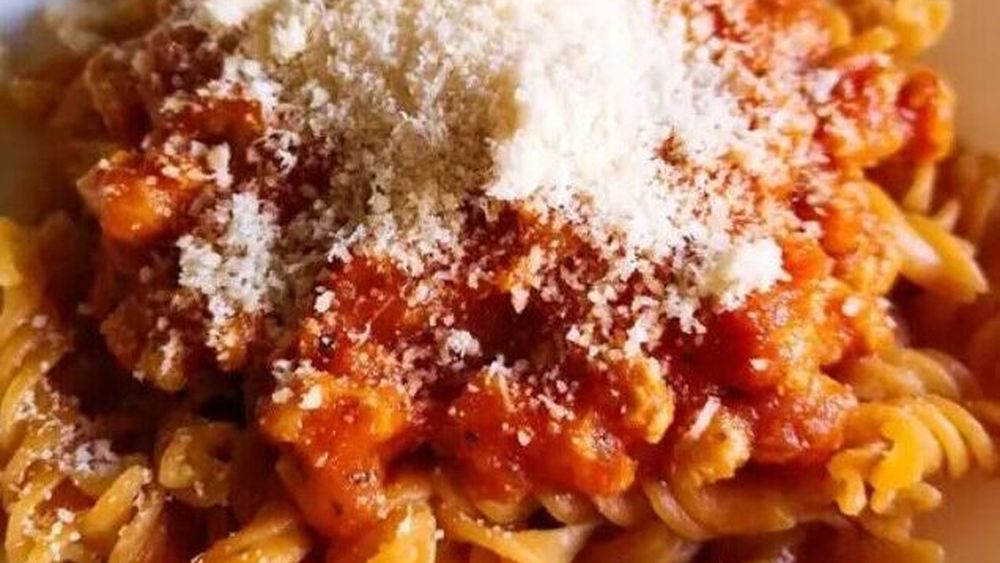 Pastele din leguminoase conțin mai puțini carbohidrați decât cele din grâu/ De ce sunt diferite, beneficiile și modul de gătire al acestor paste/ BONUS Paste din linte cu sos ragù