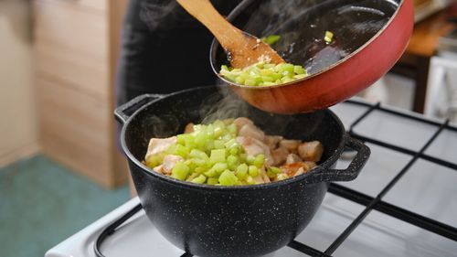 Cum scapi de mirosul de mâncare gătită din casă / Trucuri care chiar funcționează