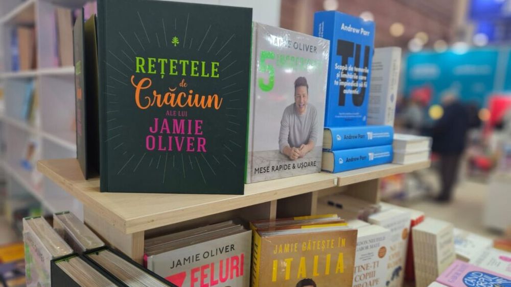 Ce cărți de gastronomie sunt disponibile la Târgul „Gaudeamus”: De la volume semnate de Jamie Oliver la ediția integrală a „Cărții de bucate” a celebrei Sanda Marin / Nici micii pasionați de bucătărie nu sunt neglijați: „Cartea de rețete pentru minichefi” propune peste 100 de rețete simple pentru părinți și copii (VIDEO)