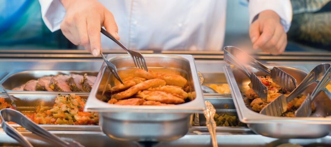 Scumpirea alimentelor împinge spitalele, școlile și companiile să externalizeze serviciile de catering. Marile grupuri internaționale câștigă tot mai mulți clienți noi