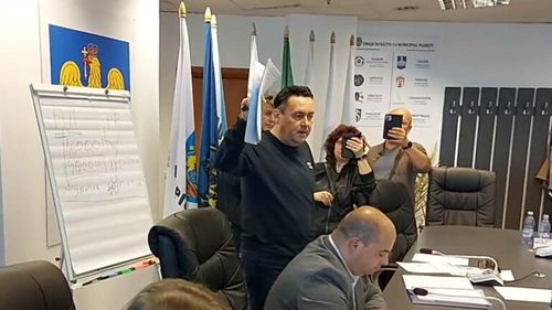 Primarul Ploieştiului, Andrei Volosevici, reţinut în dosarul în care este acuzat că a pus presiune asupra directorului firmei Hale şi Pieţe în legătură cu contractele de închiriere ale unor spaţii comerciale