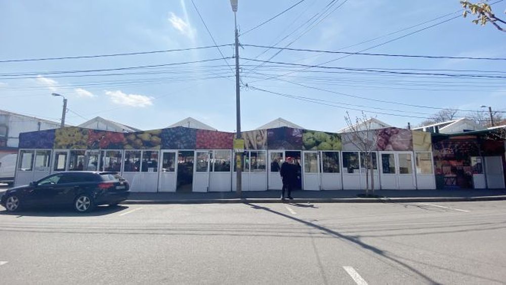 Piaţa Griviţei din Constanţa, închisă temporar de Protecţia Consumatorilor / Echipele de control au găsit gândaci în spaţiile de depozitare a produselor, iar acoperişul avea urme de mucegai şi infiltraţii de apă