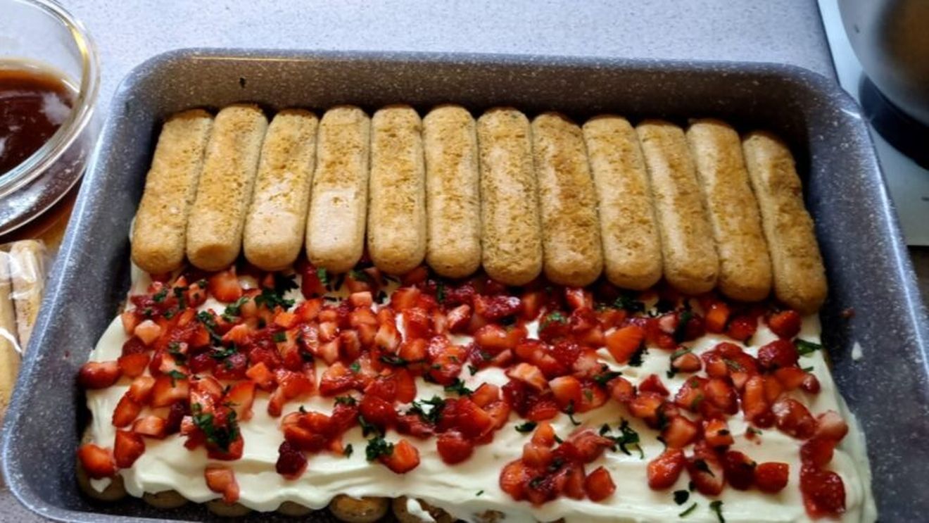 Desertul perfect pentru vară: Tiramisu cu căpșuni și mentă, o rețetă fresh și ușor de preparat