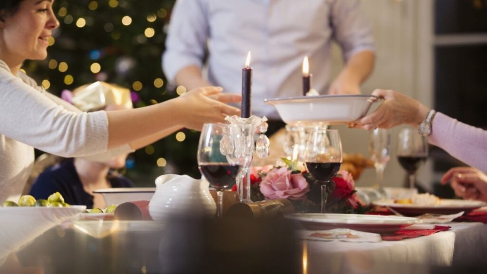 Masa tradiţională de Crăciun, bradul şi cadourile "modeste" costă 500 de euro în 2025 (analiză)