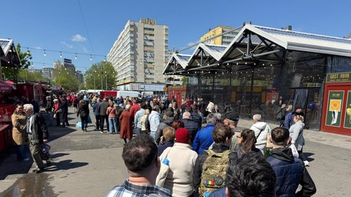 FOTO-VIDEO | Cozi uriașe la mici, de 1 Mai, în Piața Obor. Oamenii așteaptă zeci de minute pentru o porție / Un mic se vinde cu 6 lei, iar pentru extra-muștar se plătește 2 lei