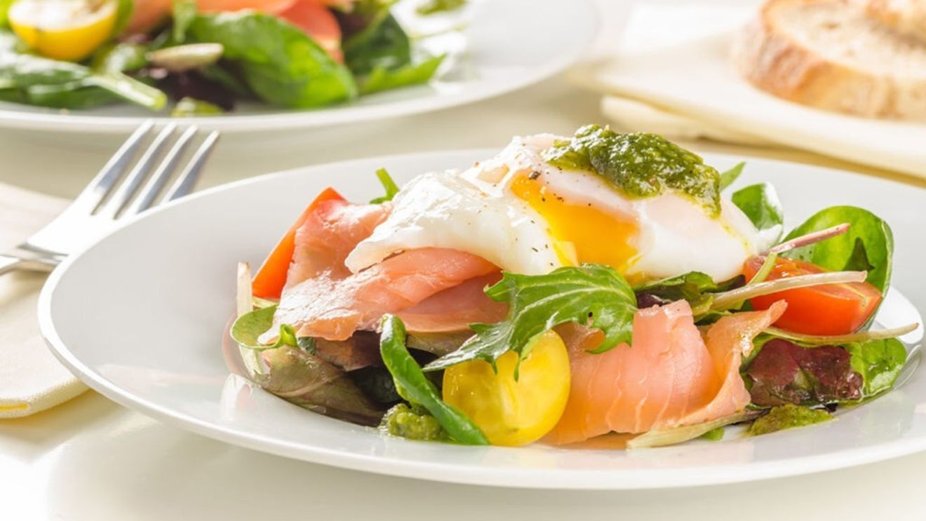 3 idei delicioase de mic dejun cu somon. Sunt ideale de luat la birou, pentru cei care se grăbesc la muncă / Somonul, bogat în proteine și acizi grași Omega-3, susține sănătatea inimii și a creierului