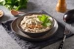 Secretul unei salate de vinete perfecte. Trucurile care îi dau gust, fără să devină amară sau uleioasă + o rețetă simplă