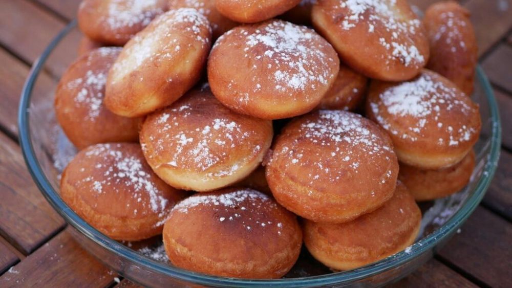 Gogoși pufoase, pregătite la cuptor/ Mai puține grăsimi, dar la fel de multă savoare/ Sunt delicioase presărate cu puțin zahăr