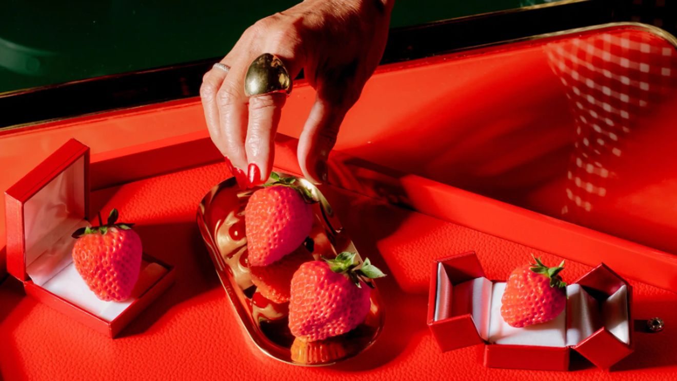 100 de dolari cutia. Un brand de căpșuni de lux a deschis un magazin în New York / Fiecare fruct este ales de un „somelier de fructe”