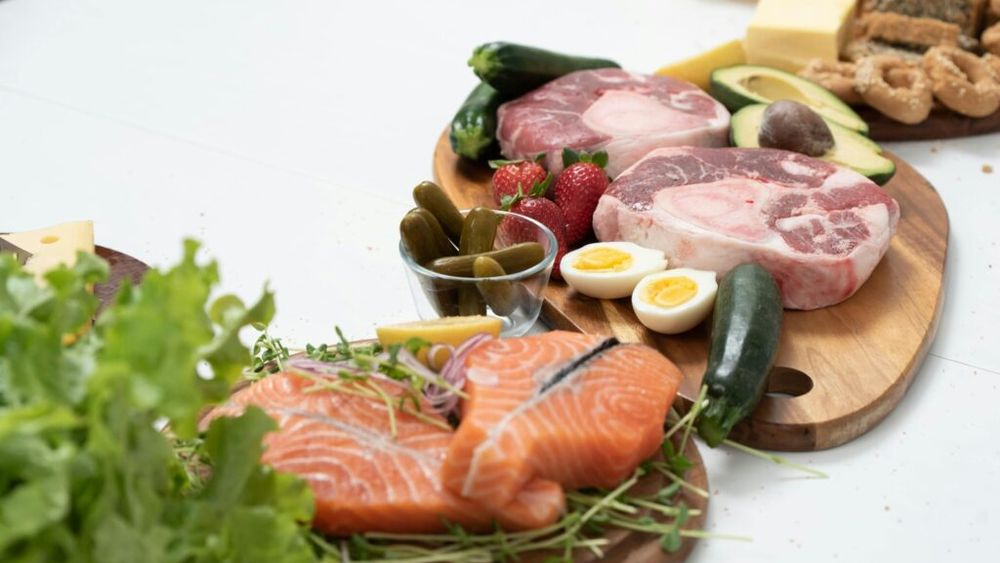 Tu știi ce alimente bogate în vitamina B12 să consumi, pentru sănătatea creierului, în loc să iei suplimente? / Somonul, fructele de mare, iaurtul și carnea de vită se numără printre alimentele ce pot susține sănătatea creierului, a nervilor și metabolismul energetic