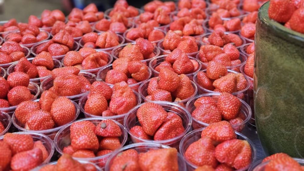 FOTO-VIDEO  | Am testat celebrele căpșuni cu ciocolată vândute în Borough Market, Londra: Merită sau nu prețul de 8,5 lire? / Până la urmă, vorbim de circa 12 căpșuni cu un topping de ciocolată, servite într-un pahar din plastic / Motivul pentru care administrația pieței a vrut să interzică produsul