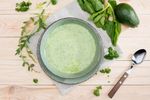 Supă cremă rece cu avocado, gata în 10 minute. Rețeta perfectă pentru zilele caniculare