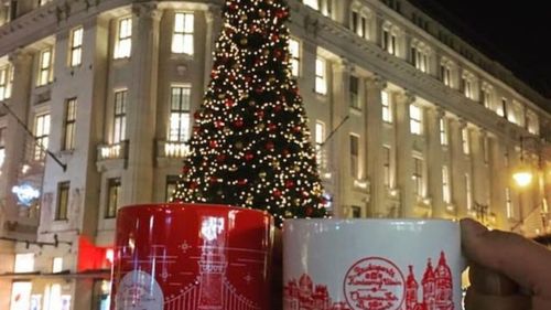 VIDEO | Târgul de Crăciun din Budapesta: atmosferă faină, dar prețuri duble față de ofertele din locantele din apropiere. Vinul fiert costă cam 20 de lei paharul, langoșul ajunge și la 90 de lei, iar o sarma gigant sare de 100 de lei