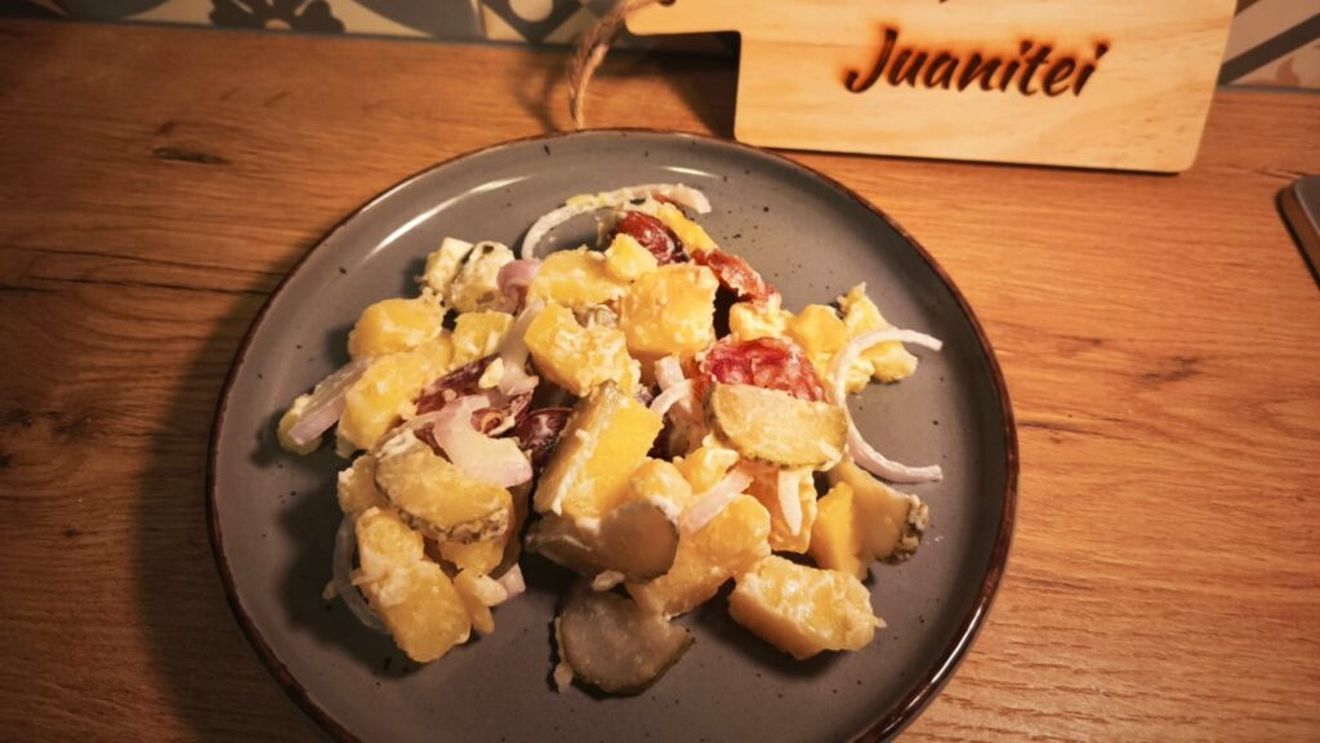Rețetele Juanitei | Salată cu cartofi în stil german/ Crenvurștii, maioneza și ceapa nu trebuie să lipsească pentru un gust autentic