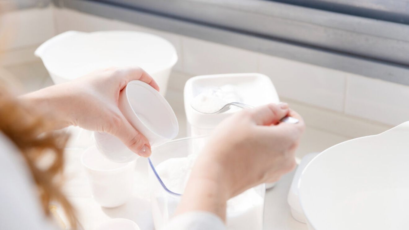 De ce să cureți vasele din plastic cu bicarbonat de sodiu / Unele urme de mâncare devin permanente, iar încălzirea la microunde favorizează pătarea lor