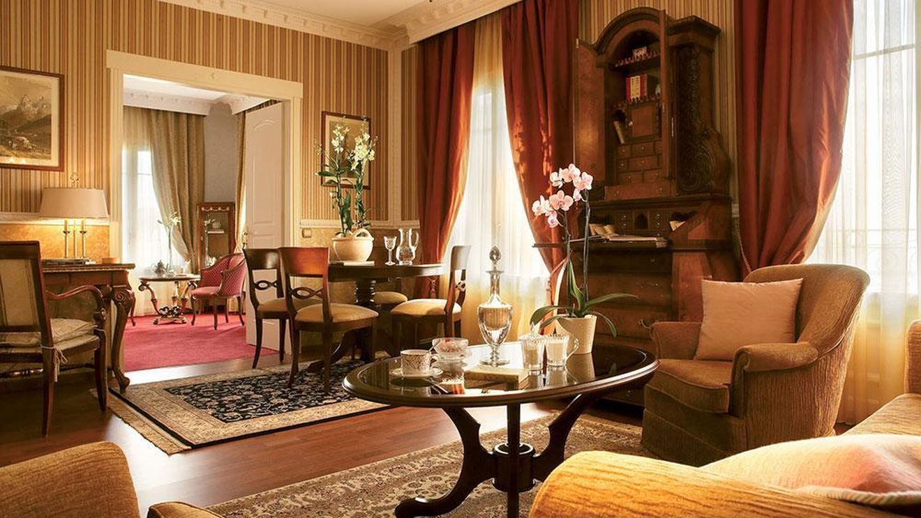 Povestea din spatele celebrului hotel „Mediterranean Palace” din Salonic / Șnițelele Hoffmann, homarul à la cardinale și clătitele suzette, între felurile emblematice / „Am fost influențați mult de bucătăria germană”