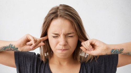 Simți uneori ca un bâzâit în ureche? Iată o listă de alimente care pot ajuta pe cine suferă de acufene