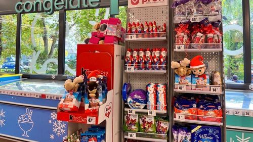 ANALIZĂ la unul din magazinele Profi din Capitală / Sfârșitul lunii octombrie aduce pe raionul magazinului produse dulci cu tematică de Crăciun