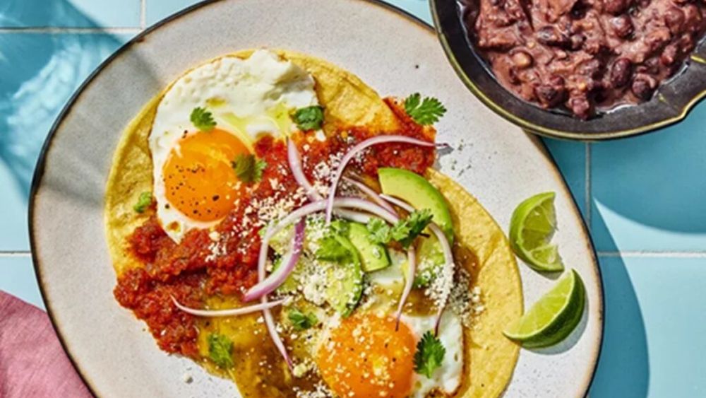 Ouă divorțate, la micul dejun / Este un preparat rapid, sățios, inspirat din bucătăria mexicană și combină aromele într-un mod unic