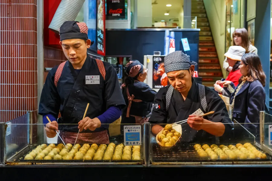 japonia-bucataria-japoneza-mancare-japoneza-sushi-ramen-okonomiyaki-takoyaki-gyoza-oden-tamago-sando-matcha-gastronomie-calatorii