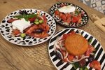 FOTO Salata grecească, horiatiki, reinterpretată, dar totuși tradițională. 3 variante savuroase pentru o masă mai altfel, dar cu același gust autentic mediteraneean