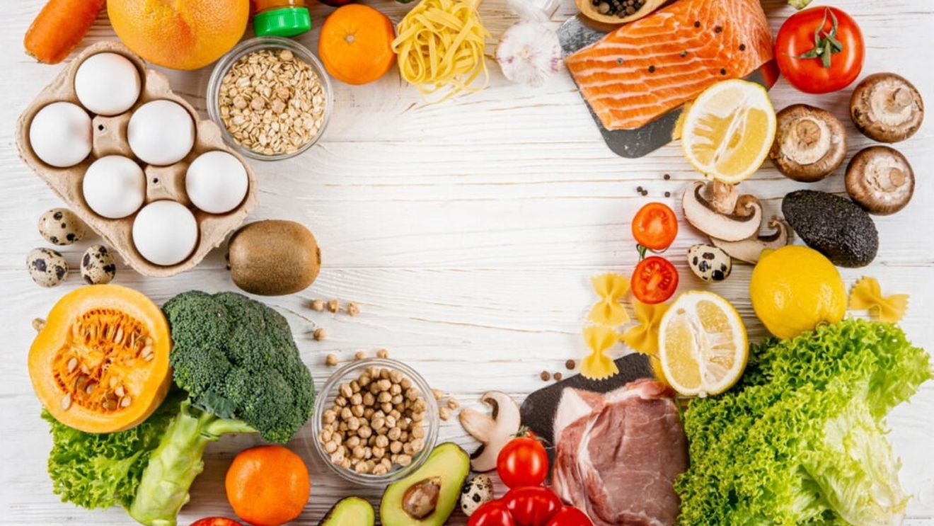 Șase mituri despre nutriție, demontate de un oncolog instruit la Harvard / Ceea ce contează cu adevărat sunt obiceiurile alimentare sănătoase, nu dietele „miraculoase”