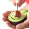 Avocado congelat: ce se întâmplă cu textura după decongelare, când funcționează și greșeala care îl poate strica complet