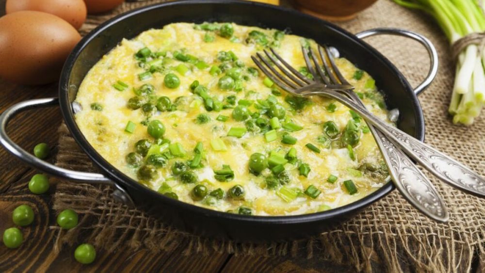 Frittata cu mazăre, o idee de mic dejun echilibrat, proteic dar plin de fibre și ușor de preparat. Este foarte bună și rece, preparată seara