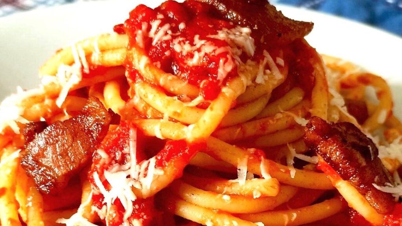 Pastele de vineri seara. Bucatini cu sos amatriciana, rețetă tradițională de la Roma. Sosul este din roșii cu falcă de porc/guanciale