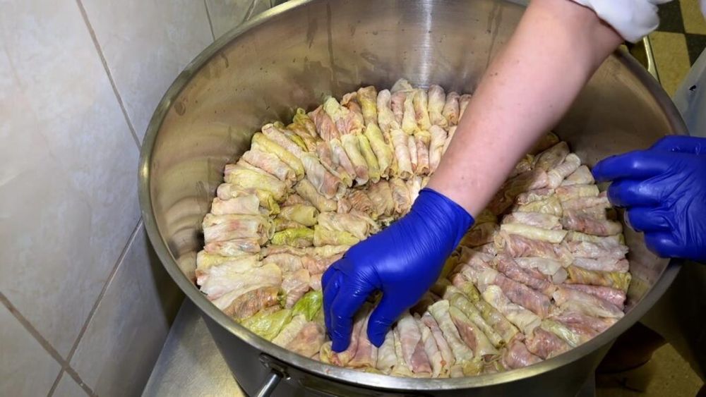 Pelerinaj la „Sfânta Parascheva”: 100.000 de sarmale vor fi împărțite pelerinilor la masa tradițională de după slujbă / Bucătar: „S-au folosit 1.500 de kilograme de varză proaspătă, 311 kilograme de carne tocată vită-porc, 45 kilograme de morcov”