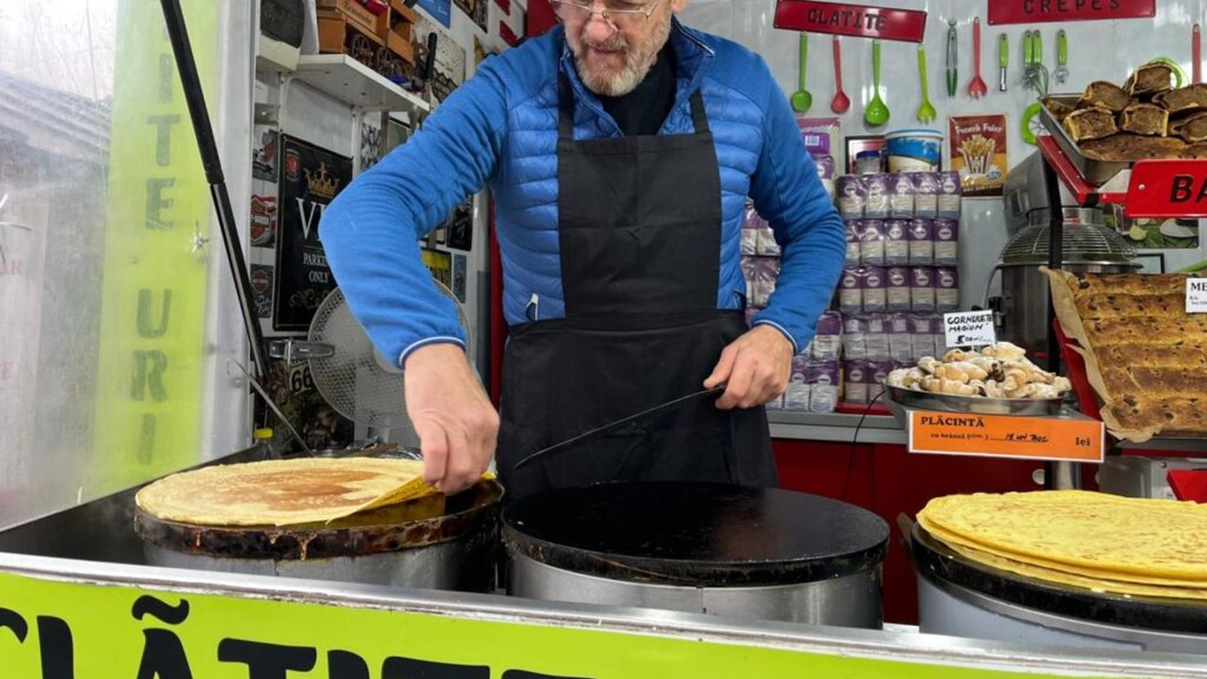 Preparate mai mult sau mai puțin tradiționale, dar toate apetisante, la Târgul de Crăciun din Baia Mare/Langoș inspirat de celebra ciocolată Dubai, clătite sau cozonaci făcuți sub ochii clienților, pită cu untură sau șorici sunt doar câteva dintre „ispite” VIDEO