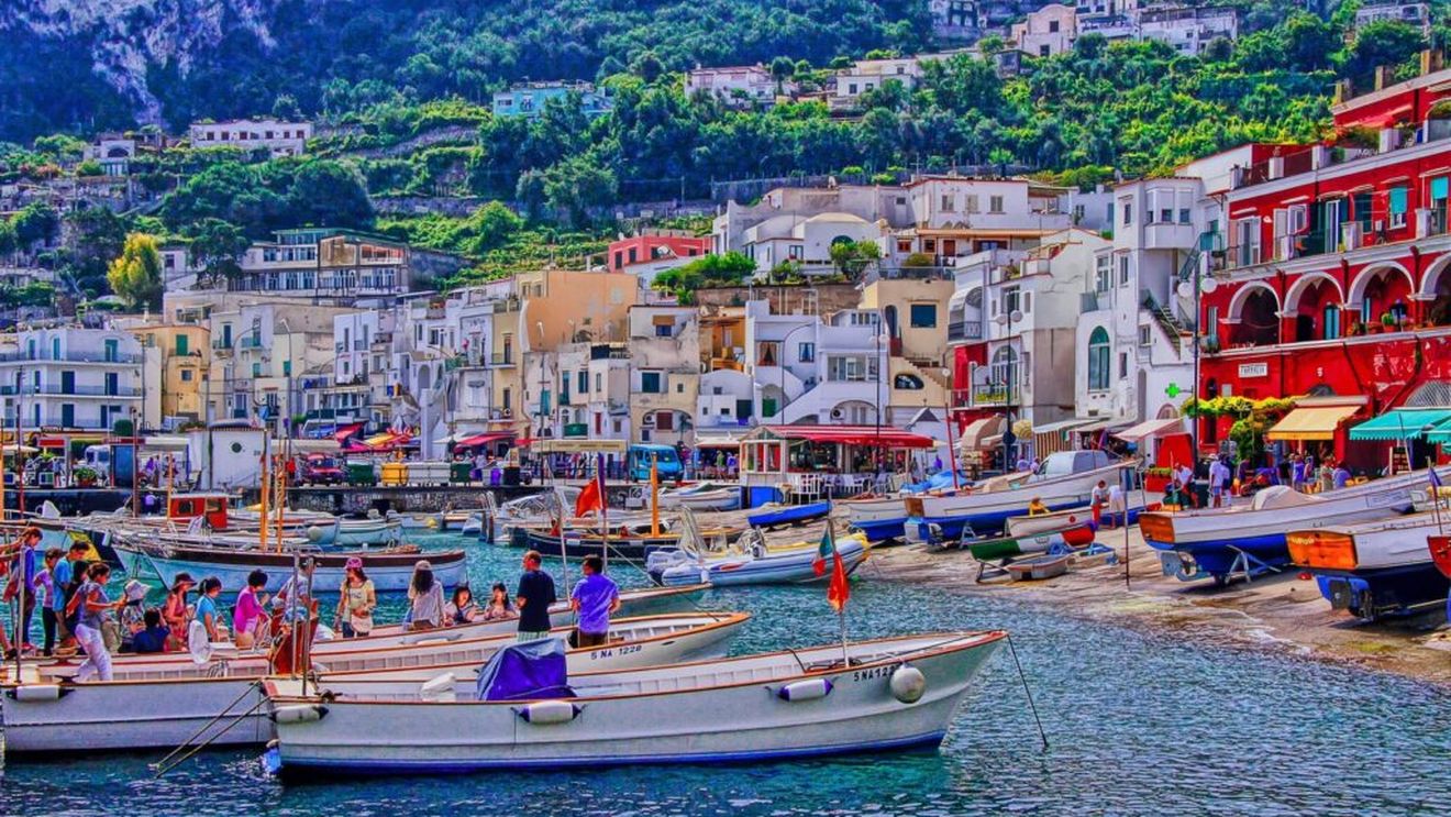 Primarul insulei Capri a interzis abordarea turiștilor pe stradă pentru a le arăta meniurile localurilor / Noua regulă se aplică atât magazinelor, cât și barurilor și restaurantelor