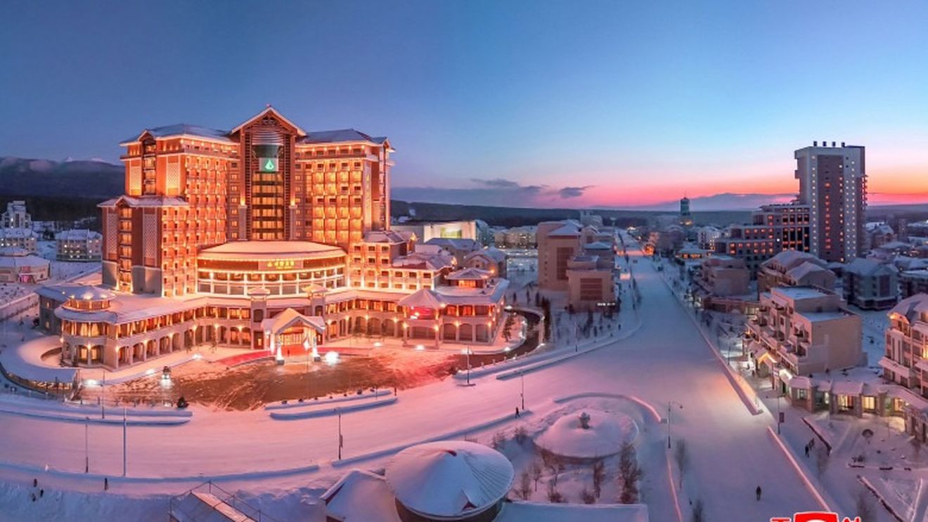 Complex hotelier montan de lux, dotat cu băi termale şi restaurante cu barbecue, inaugurat în Coreea de Nord de Kim Jong-un, împreună cu fiica sa, considerată „moștenitoarea” regimului